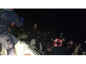 İzmir açıklarında geri itilen 32 düzensiz göçmen kurtarıldı