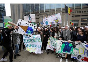 Brüksel'de öğrencilerden iklim protestosu
