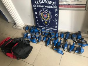 Malatya'da binalardan su sayacı çaldıkları iddiasıyla 2 zanlı tutuklandı