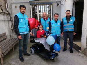Depremde bacağını kaybeden çocuğa akülü araç hediye edildi