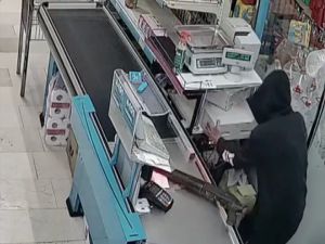 Adana'da tüfek ve bıçakla 2 market soyan zanlı kamerada