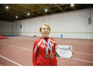Kadın master atlet 57 yıllık spor yaşantısına yeni rekorlar ekliyor