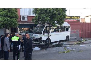 GÜNCELLEME - Adana'da dolmuşun durakta bekleyenlere çarpması sonucu 1 kişi öldü, 7 kişi yaralandı