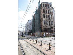 GÜNCELLEME 2 - Beyoğlu'nda yıkılma riski bulunan tarihi metruk binada kısmi çökmeler yaşanıyor