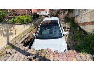 Edirne'de otomobil çöken yolda oluşan çukura düştü