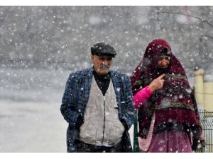 Kars'ta dolu, Sarıkamış'ta kar etkili oldu