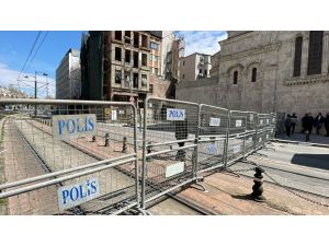 GÜNCELLEME 3 - Beyoğlu'nda yıkılma riski bulunan tarihi metruk bina çöktü