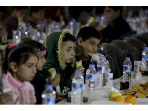 Suriye'de yetimler "Dünya Yetimler Günü"nde iftarda buluştu