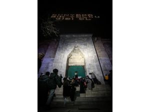 Bursa'daki tarihi Ulu Cami'nin mahyası "Dünyada bir yolcu gibi ol" yapıldı