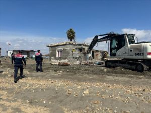 Adana'da kıyı şeridine kaçak inşa edilen 46 yapı yıkıldı