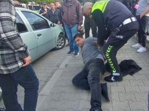 Adana'da polisi görünce minibüsten inip kaçan yolcunun elindeki poşetten eroin çıktı