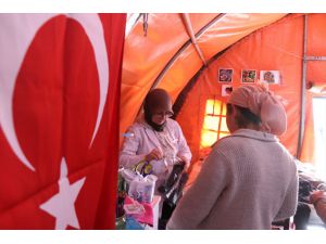 Gölcük depremini yaşayan usta öğretici kıyafetlerini onardığı afetzedelere moral oluyor