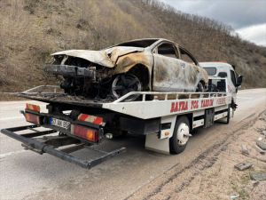Sinop'ta seyir halindeyken yangın çıkan otomobilin sürücüsü yaralandı