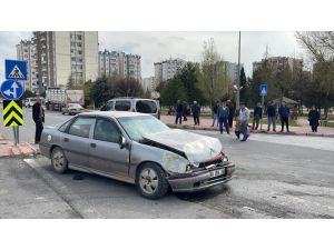 Kayseri'de iki otomobilin çarpıştığı kazada 9 kişi yaralandı