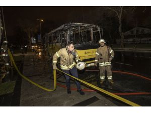 Fatih'te park halindeki İETT otobüsü yandı