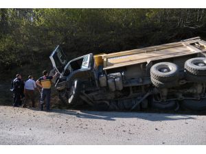 Kastamonu'da devrilen hafriyat kamyonunun sürücüsü yaralandı