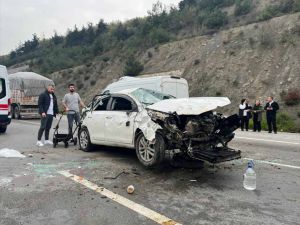 Bursa'da bariyere çarpan otomobildeki 5 kişi yaralandı