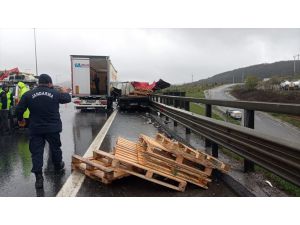 Kuzey Marmara Otoyolu'ndaki kazalar nedeniyle trafik aksadı