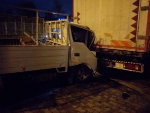 Tuzla'da kamyona çarpan kamyonetin sürücüsü yaralandı