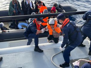 Marmaris açıklarında lastik bottaki 14 düzensiz göçmen kurtarıldı