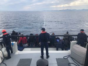 Muğla'da Türk kara sularına itilen 30 düzensiz göçmen daha kurtarıldı