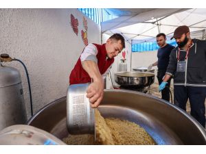 "Anadolu Mutfağı"nda kazanlar depremzedeler için kaynıyor