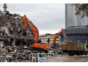 Malatya'da yıkım ve enkaz kaldırma çalışmaları devam ediyor