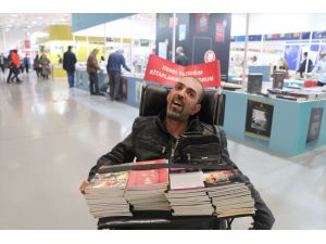Tekerlekli sandalyede yazdığı kitapların Almanya'ya ulaşmasını istiyor