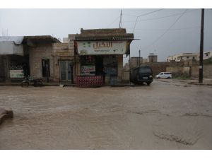 Suriye’nin kuzeyinde şiddetli yağış etkili oluyor