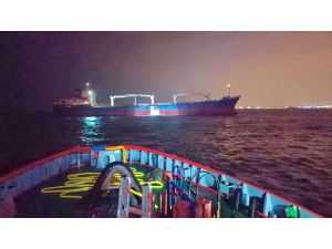 Kadıköy açıklarında arızalanan yük gemisi kurtarıldı