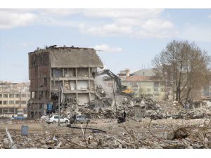 Depremlerin yıktığı Malatya'da her gün 150 binanın enkazı kaldırılıyor