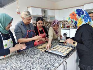 Osmaniye'de geleneksel bayram lezzeti kömbe, depremzedeler için pişiriliyor