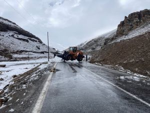 Van-Bahçesaray kara yolu tedbir amaçlı kapatıldı