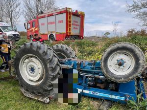 Denizli'de devrilen traktörün altında kalan kişi öldü