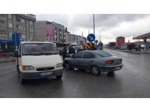 Samsun'da kamyonet ile otomobilin çarpışması sonucu 4 kişi yaralandı