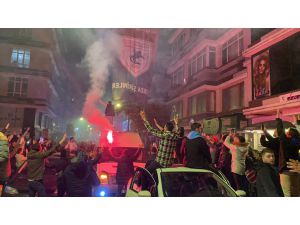 Samsunspor taraftarı, 11 yıl sonra Süper Lig'e dönmeyi kutladı