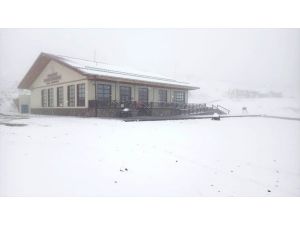 Keltepe Kayak Merkezi'nde nisanda kar etkili oldu