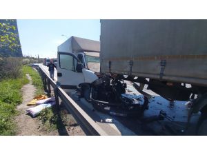 Kocaeli'de tıra çarpan kamyonetin sürücüsü yaralandı
