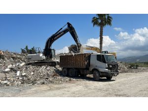 Hatay'ın Arsuz ilçesinde yıkım ve enkaz kaldırma çalışmaları sürüyor