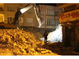 GÜNCELLEME 2 - Kilis'te ağır hasarlı 4 katlı bina çöktü