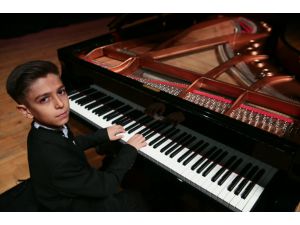 Piyanonun 11 yaşındaki Türk yeteneği Uluslararası Mozart Yarışması'nda birincilik kazandı