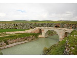 Adıyaman'daki tarihi Kızılin Köprüsü depremleri hasarsız atlattı
