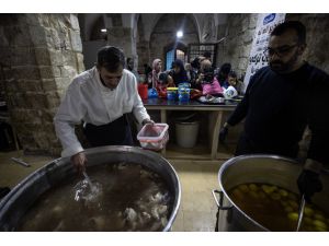 Hürrem Sultan'ın Kudüs'te yaptırdığı tekkede ihtiyaç sahipleri için iftar yemeği dağıtılıyor