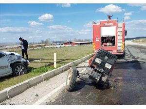 Çorum'da traktörle otomobilin çarpıştığı kazada 4 kişi yaralandı