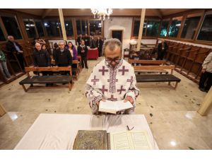 Depremde kiliseleri de yıkılan Hristiyanlar, Paskalya Bayramı'nı buruk geçiriyor