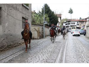 Binicilik tutkunları Safranbolu'nun tarihi sokaklarını atlarıyla gezdi