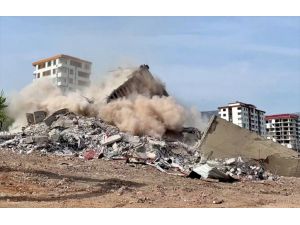 Kahramanmaraş'ta Ebrar Sitesi'nde ağır hasar alan binalar kontrollü şekilde yıkılıyor