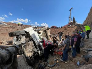 Çankırı'da yol inşaatında çalışan kamyon ile çekicinin çarpıştığı kazada 1 kişi öldü, 1 kişi yaralandı