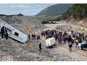 Manisa'da maden işçilerini taşıyan servis devrildi, 9 kişi yaralandı