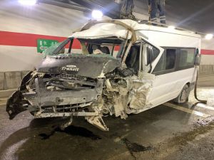 Artvin’de minibüsün devrilmesi nedeniyle 4 kişi yaralandı